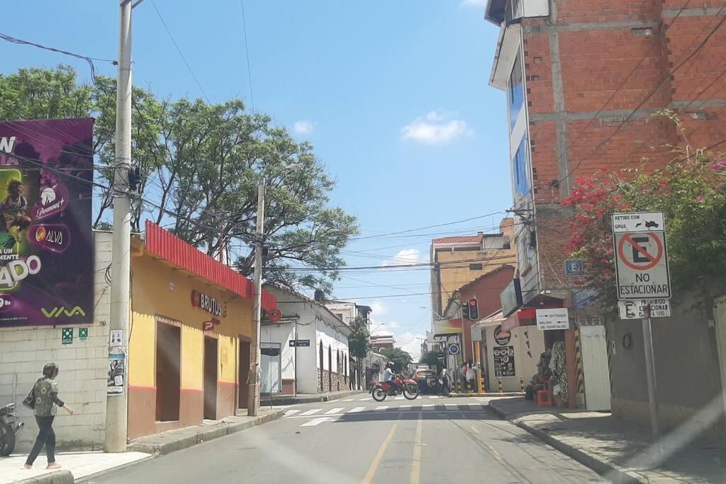 Departamento Grande A 2 Cuadras Plaza Principal A Lado De Viva Apartman Tarija Kültér fotó